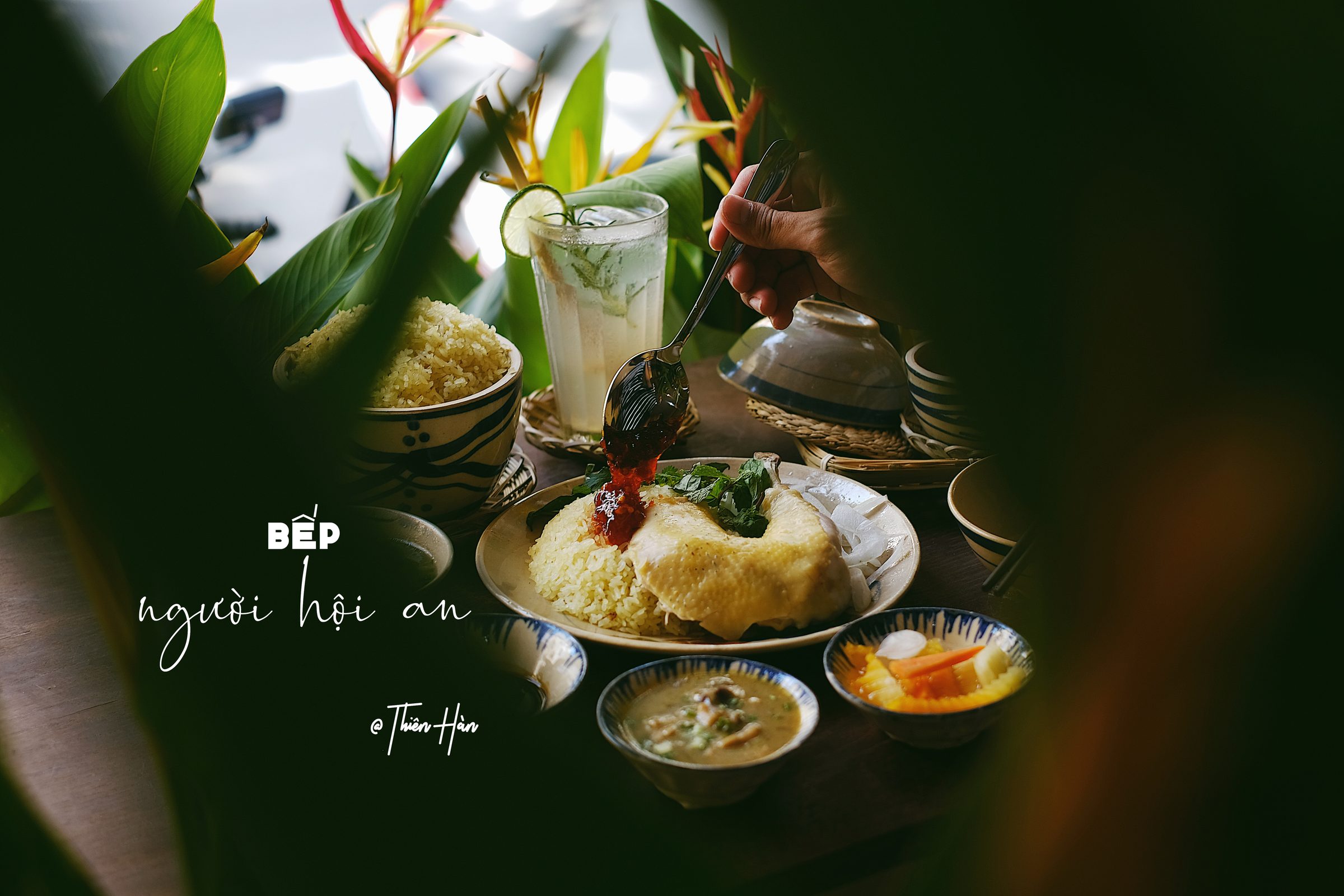 Cơm gà Hội An — gà ta xé phay trên nền cơm vàng nấu nước luộc gà.
