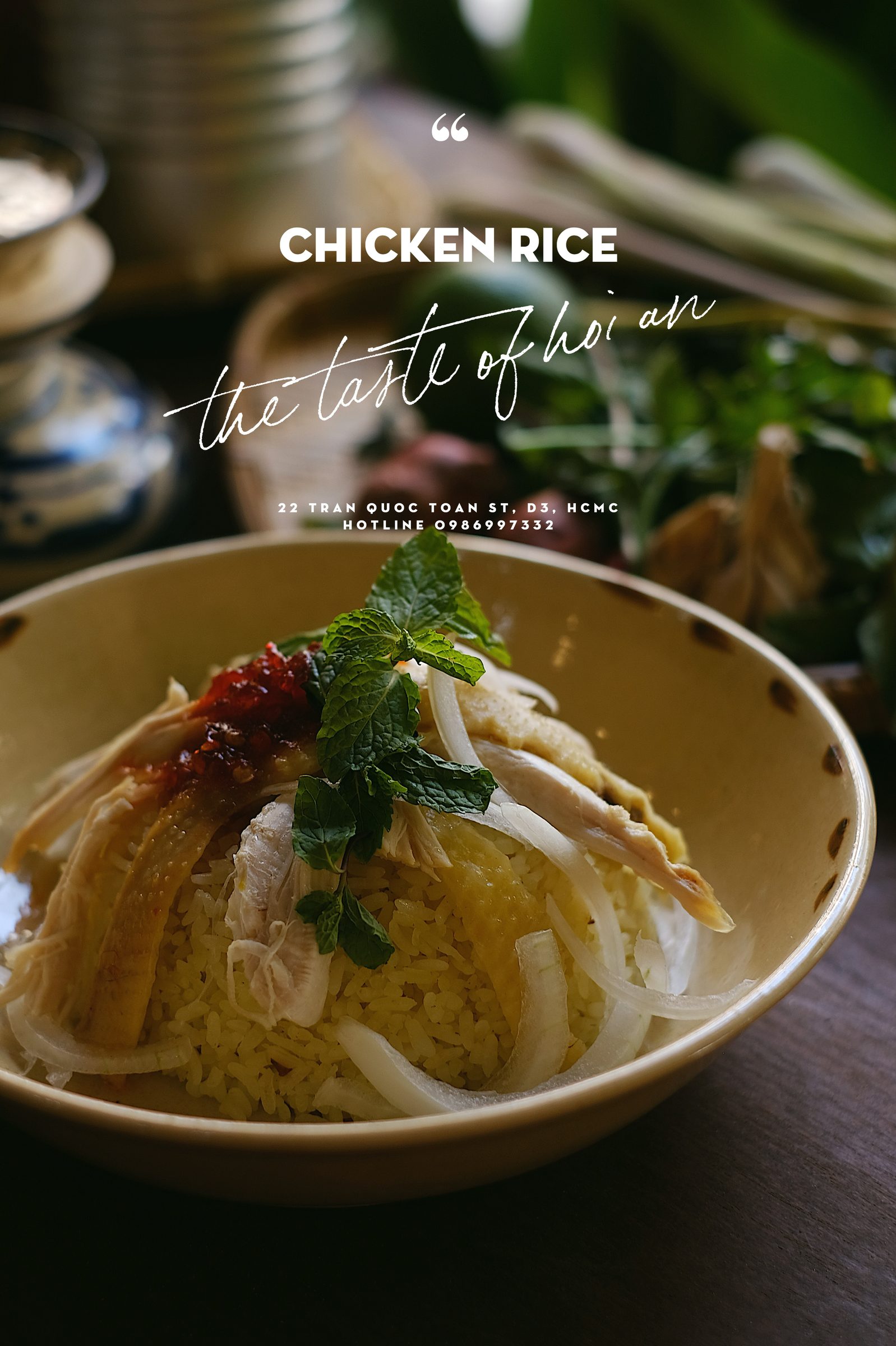 Cơm gà Hội An — cơm nấu nước luộc gà, gà ta xé, rau răm và tương ớt rim.