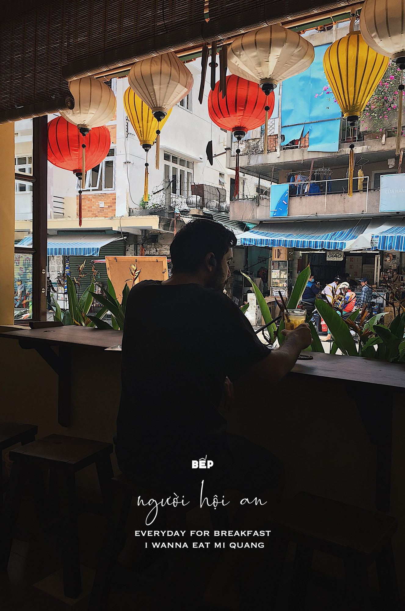 Gác măng rê gỗ hoài cổ trong không gian quán