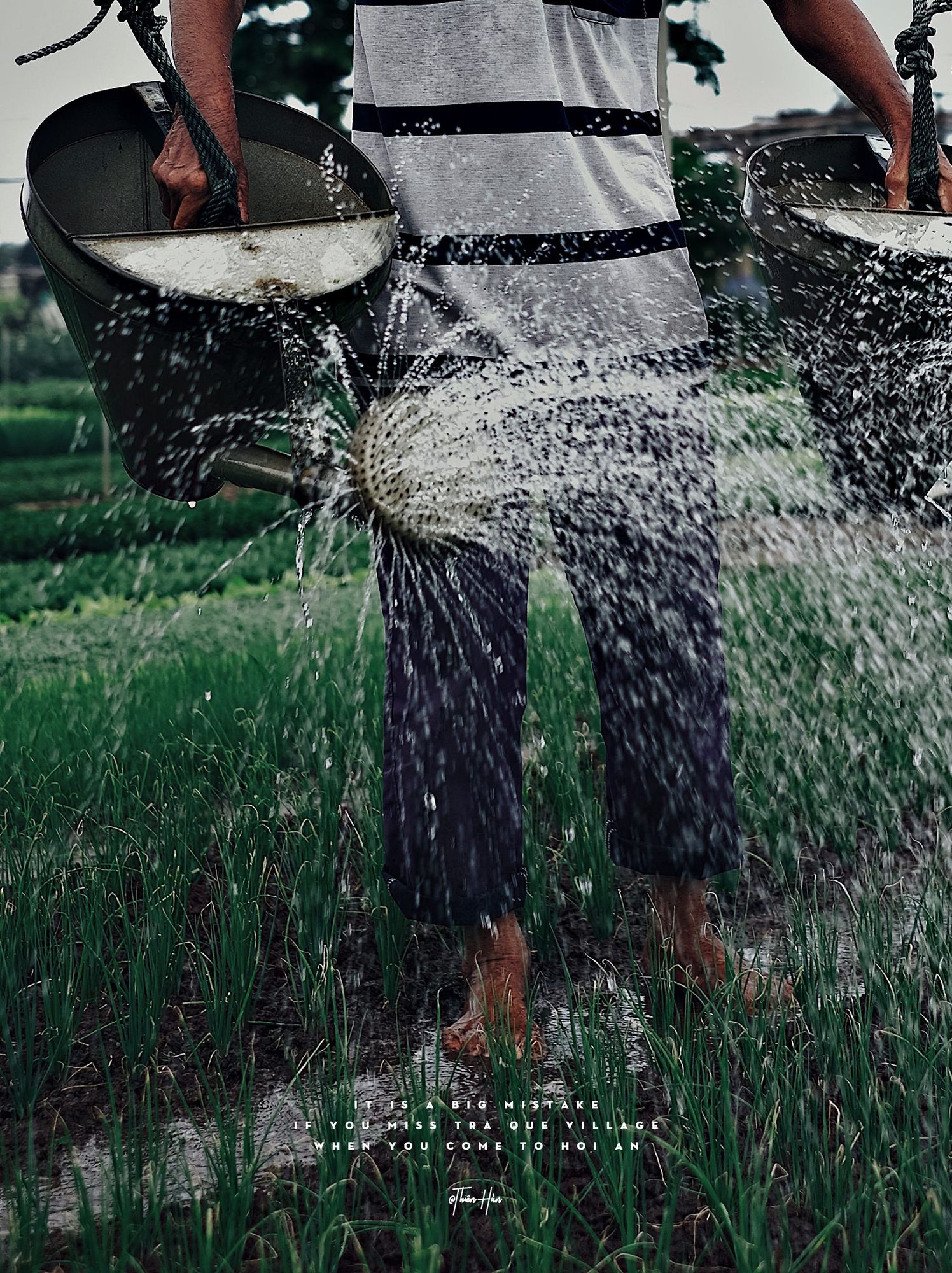 Gánh nước trên phố cổ Hội An — hình ảnh gợi nhớ gánh mì Quảng của má