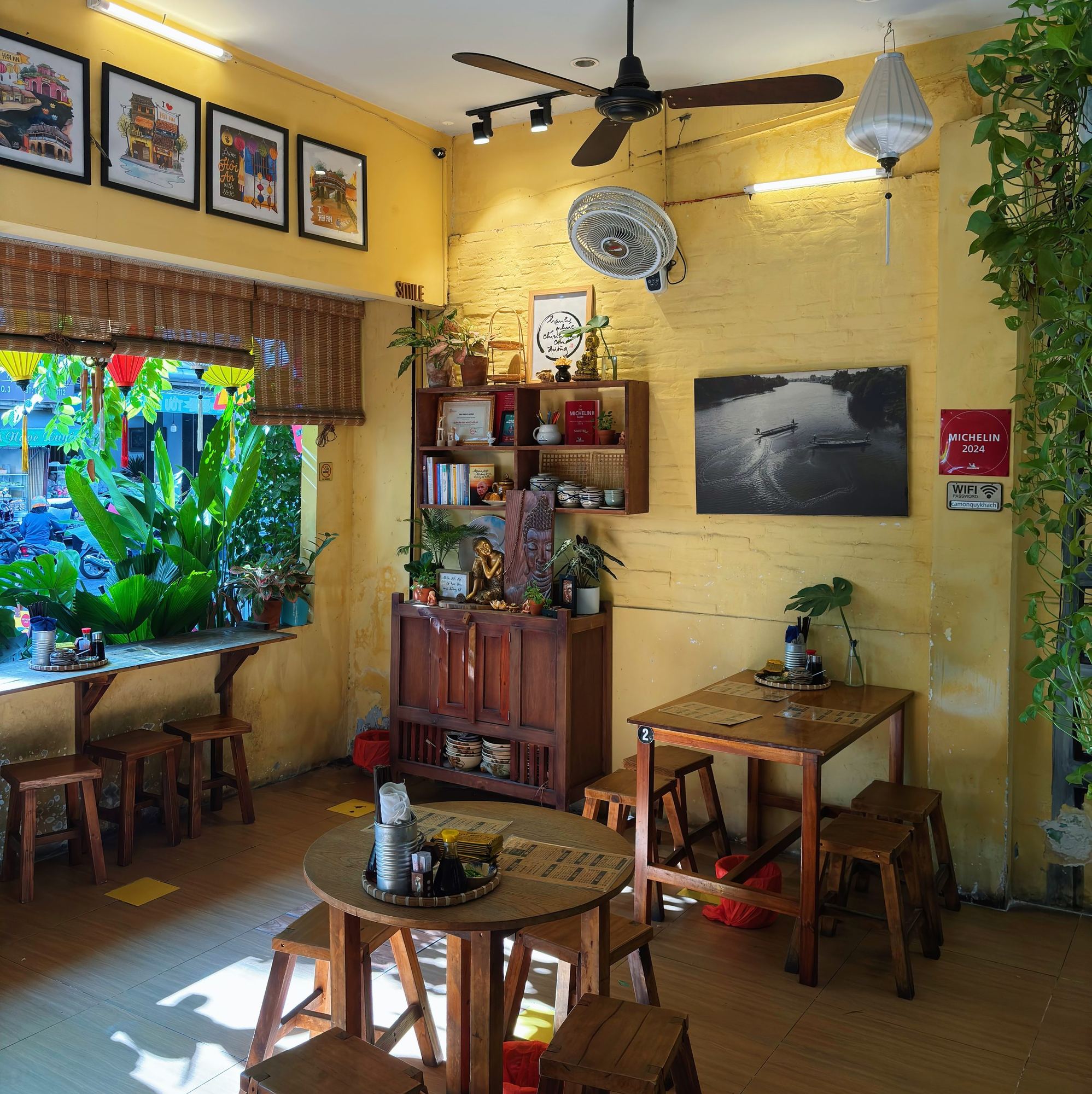 Không gian ấm cúng bên trong Bếp Người Hội An