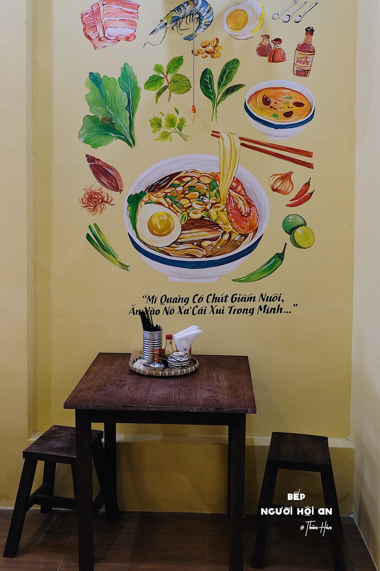 Đèn lồng Hội An thắp sáng góc quán