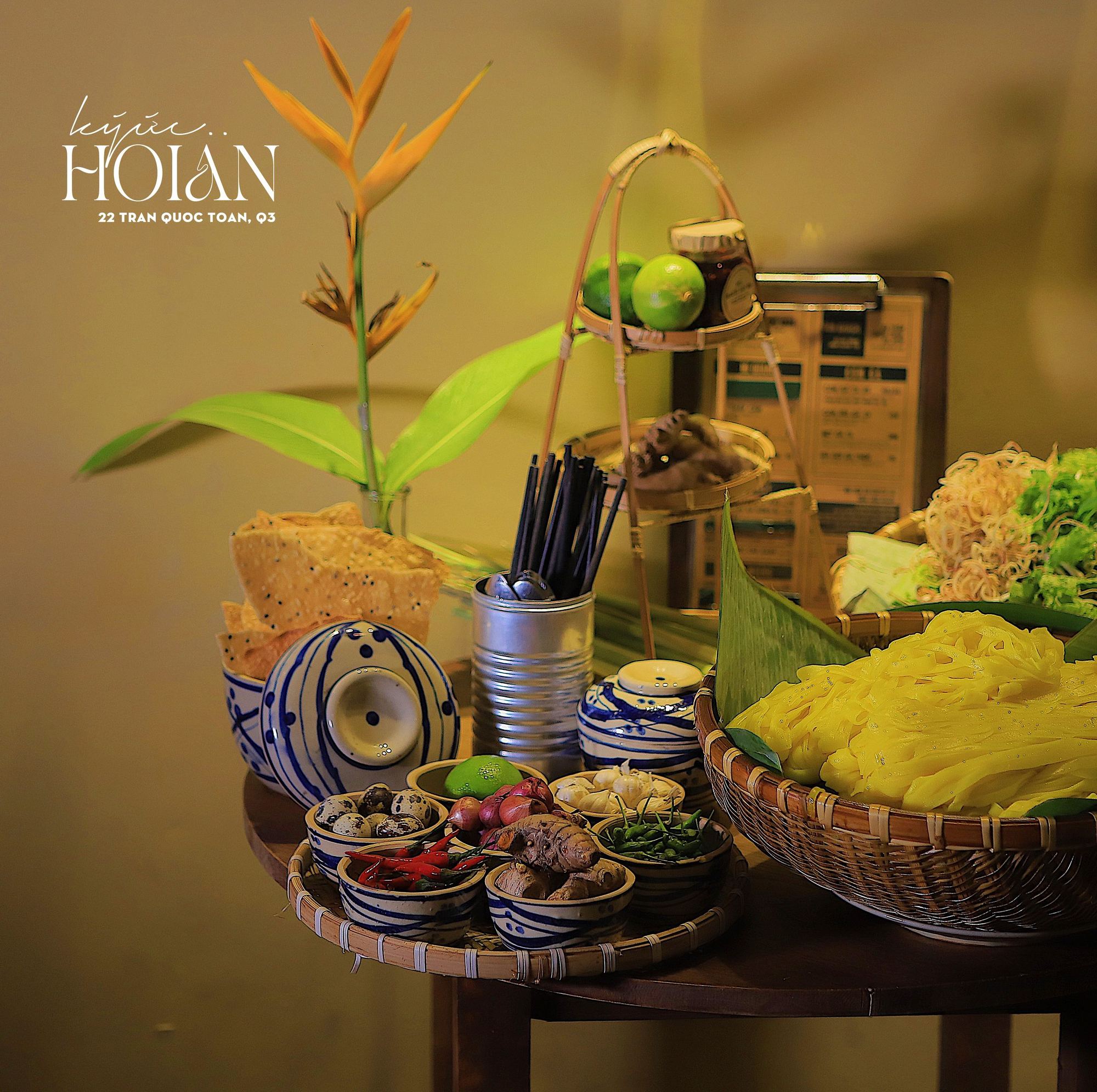 Nguyên liệu nấu mì Quảng: tôm, thịt, trứng, rau thơm